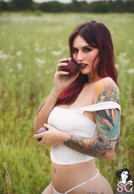 Lovemeferal model nude photo