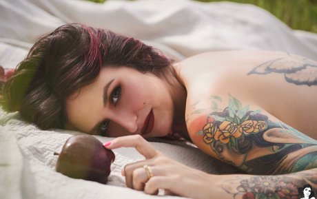 Lovemeferal model exclusive image