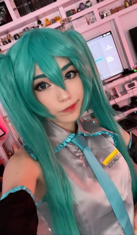 Emiru model sexy img