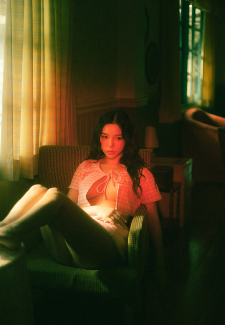 Nardear Montgod star sexy photo