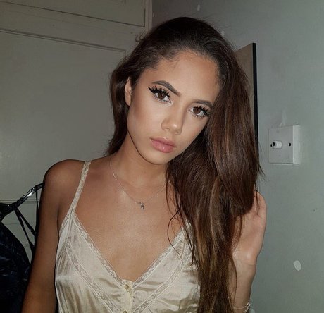 Saoirse Alicia Behzadi_ nude thumbnail