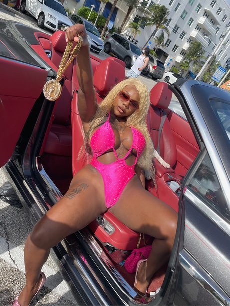 Sukihana_ model porn image