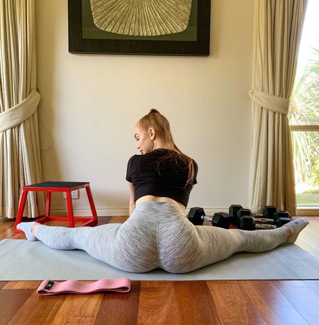 Amber J Smith exclusive star photo