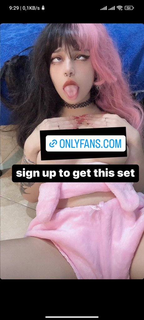 Cattywaifu naked model pic