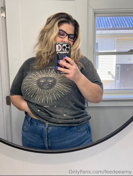 Feedeeamy nudes star img