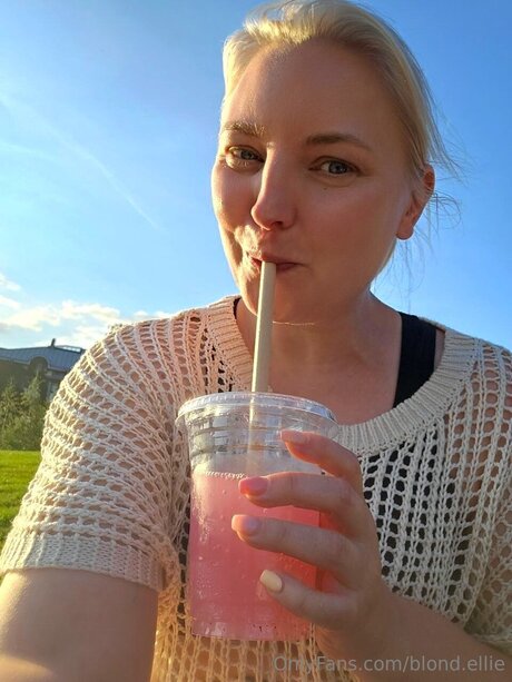 Blond Ellie exclusive pornstar image
