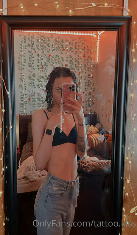 tattoo kiss model erotic photo