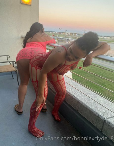 bonniexclyde18 star pornographic gallery