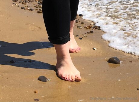 Fernsfeet31 erotic model image