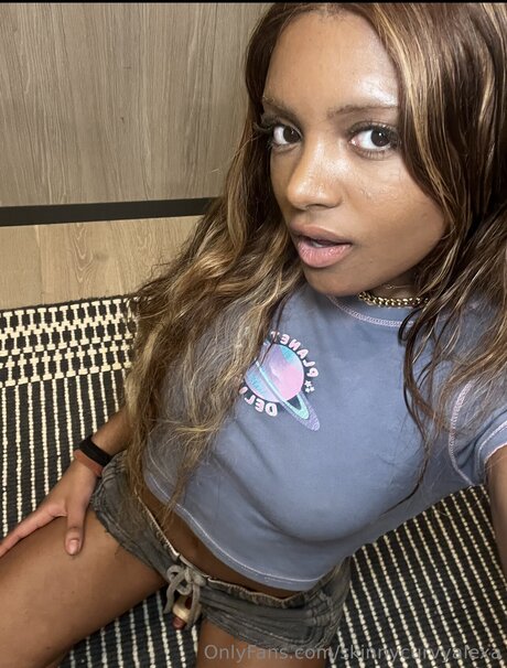 Skinnycurvyalexa model hot photo