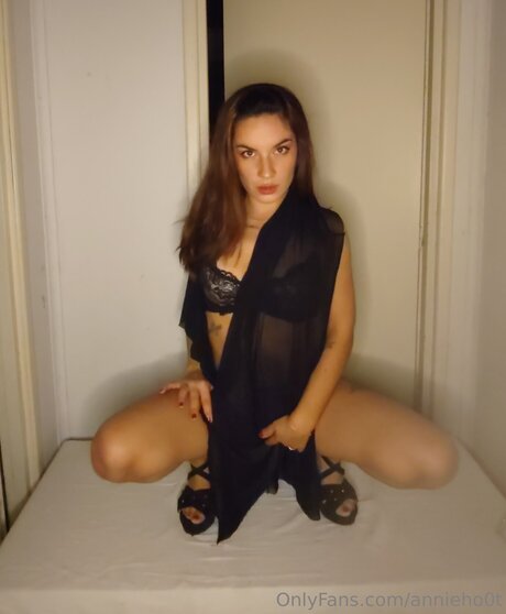Annieho0t star naked pictures