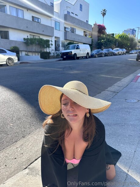 Peatykittykiss star naked pic