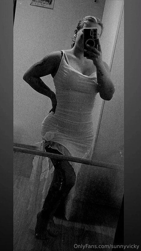 Sunnyvicky naked model image