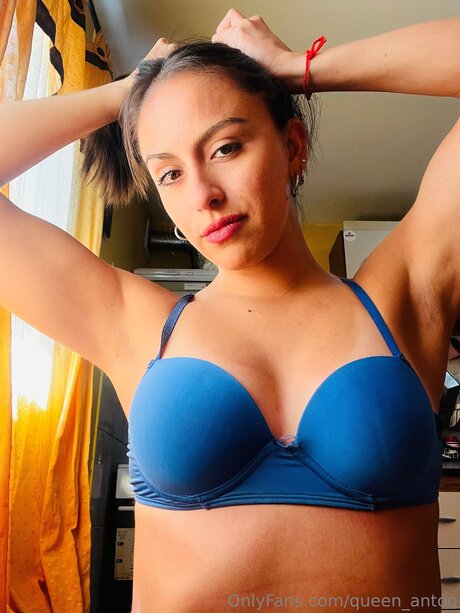 Queen Antoo top star pics