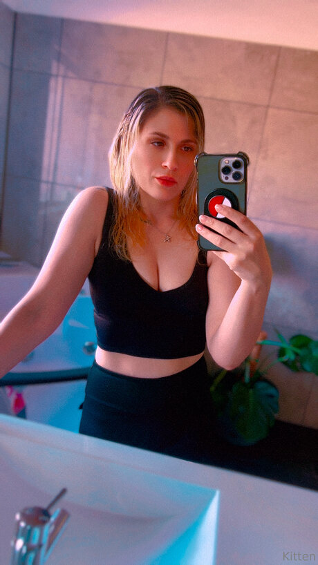 Skitzz exclusive model images