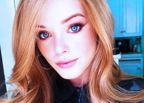 Abby Cowen art model pic