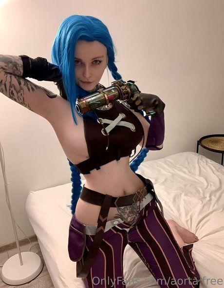 aorta free nude thumbnail