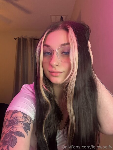 Lelewoolfy erotic model picture