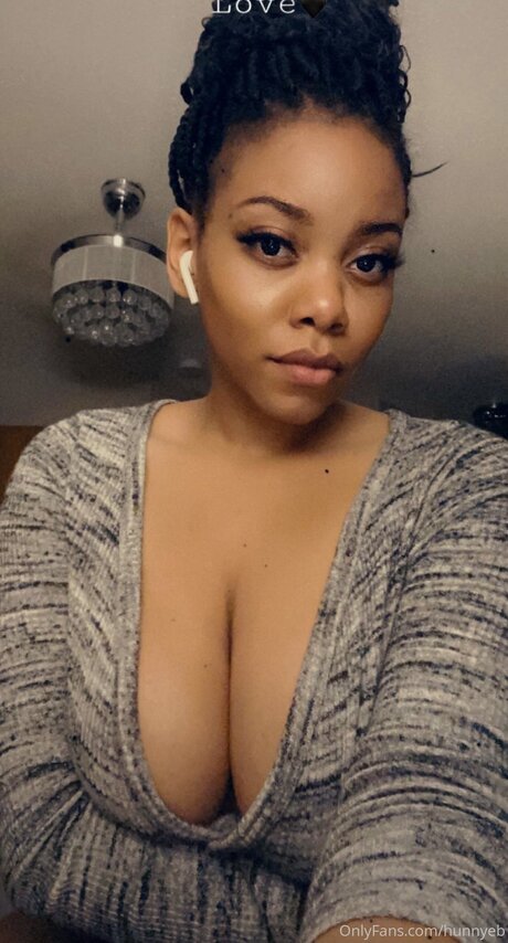 Hunnyeb naked pornstar photo