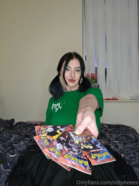 Onlybeees star pornographic image