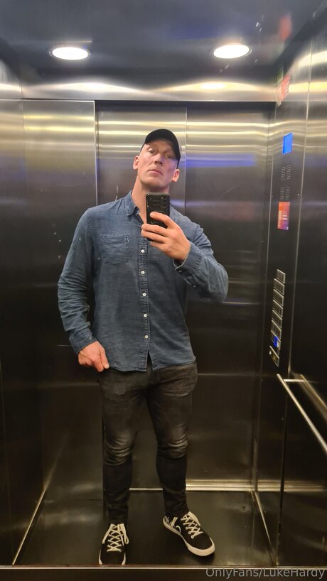 Lukehardy sex model photo
