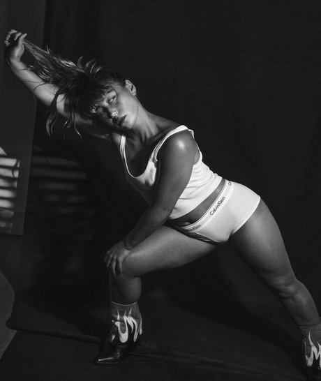 Katelyn Ohashi top model photo