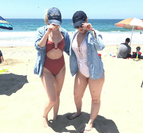 Allison Raskin hd actress galleries