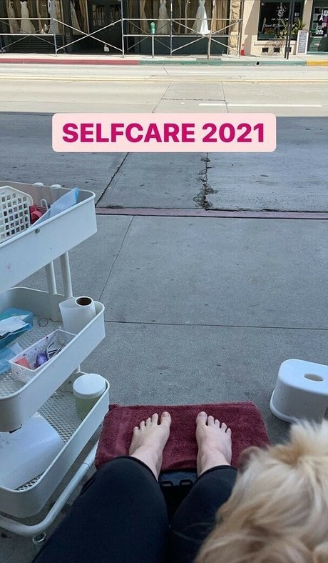 Allison Raskin hd actress galleries