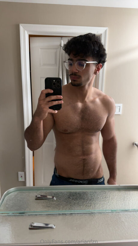 Arianfzn model nude picture