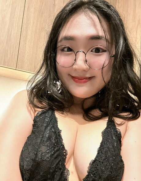 Aroomi Kim model top img