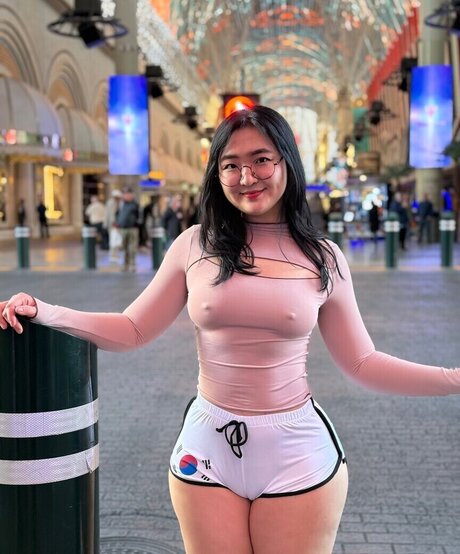 Aroomi Kim free star gallery