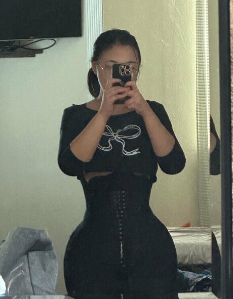 Aroomi Kim erotic model img