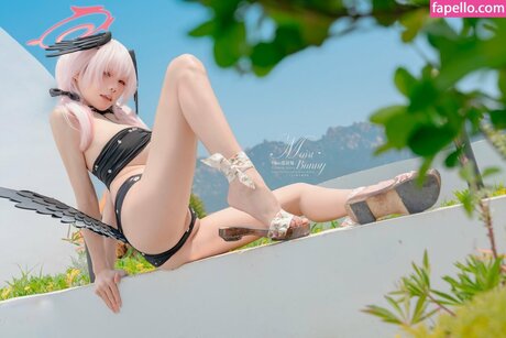 Moist Bunny naked actress img