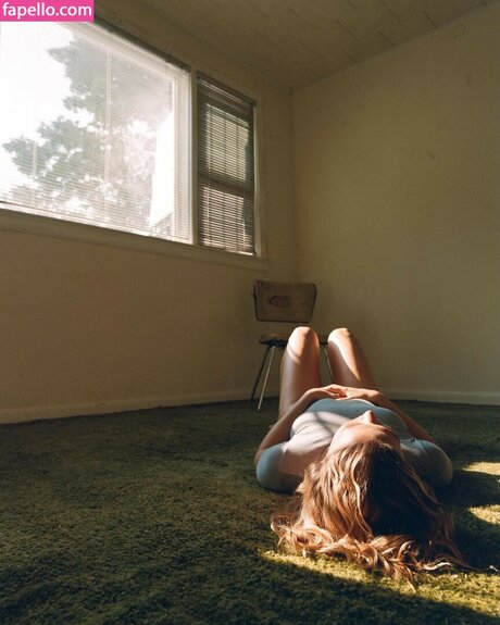 Maggie Rogers nude thumbnail