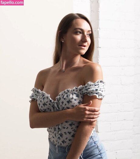 Larissa Schmiederer erotic model img