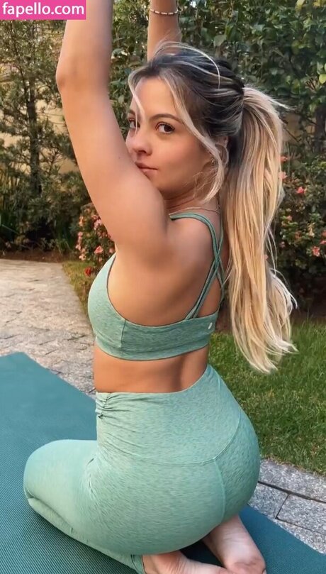 Julia Gomes nude actress images