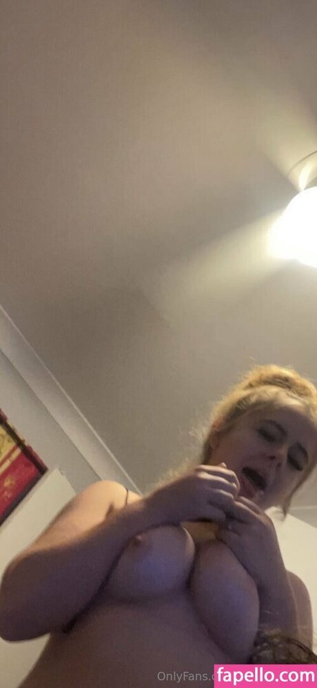 queenbrxee nude model pic