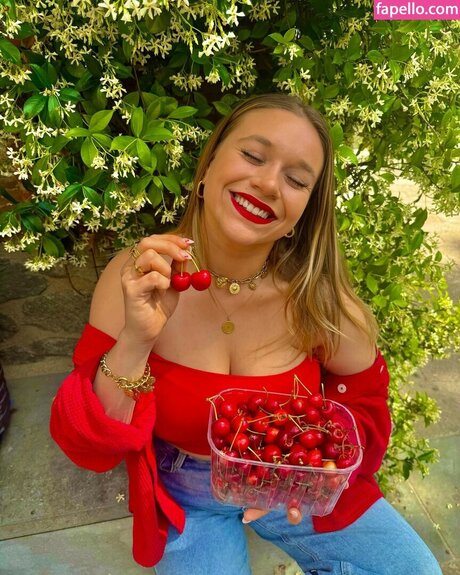 Justinaccessible nudes actress pic