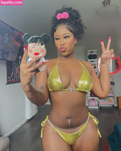 Yungnena model naked image