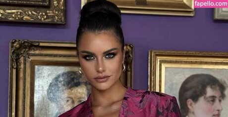 Emilia Dides hd model pictures
