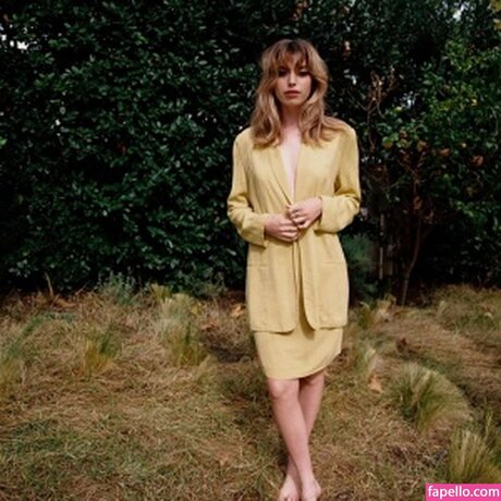 Clara McGregor model top photos