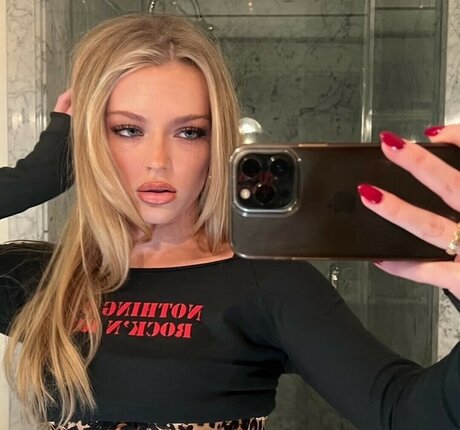 Skyla Sanders art pornstar img