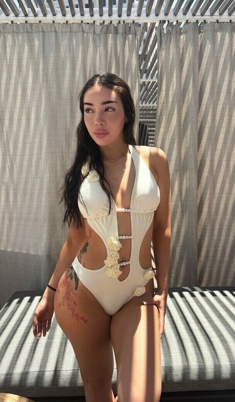 julbellaa naked model photos