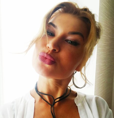 Zlata1616 erotic model images