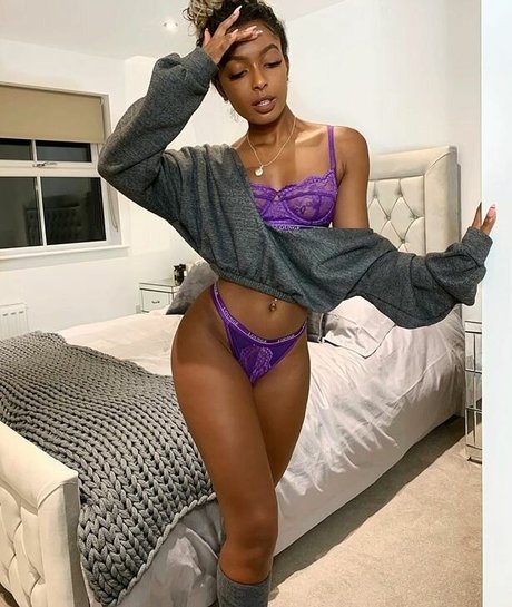 Jourdan Riane model hd img