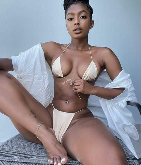 Jourdan Riane star erotic photo