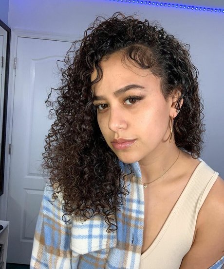 Bugzyy p pornstar sexy img