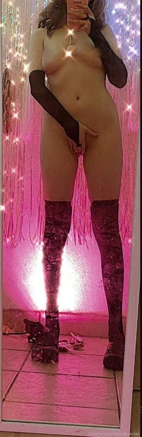 Mrs Bonniie naked model photo