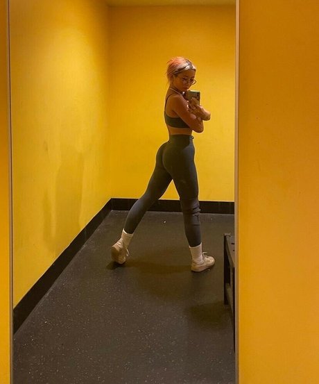 hollyliangg nudes model pics