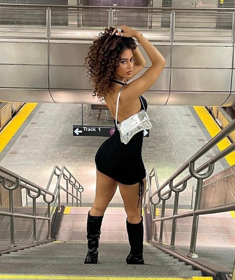 Flor De La Rosa pornographic model archive